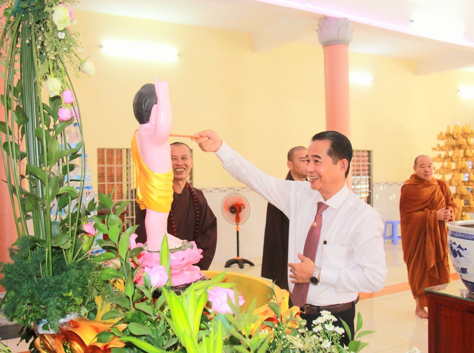 Ông Thái Bảo thực hiện nghi thức Tắm Phật Ông Thái Bảo thực hiện nghi thức Tắm Phật