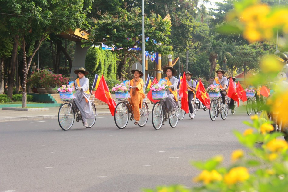 Diễu hành 50 xe đạp hoa mừng Phật đản