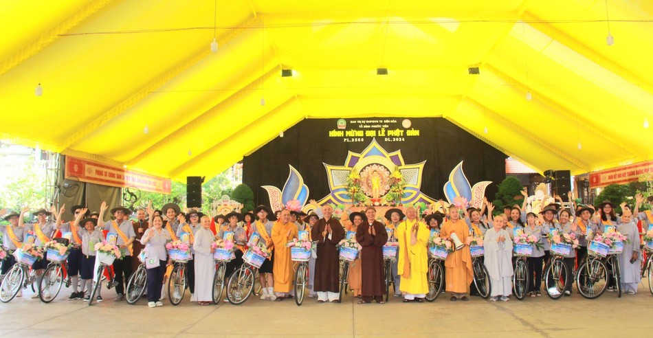 Đoàn diễu hành tập kết ở điểm đến, tại lễ đài Phật đản TP.Biên Hòa - tổ đình Phước Viên