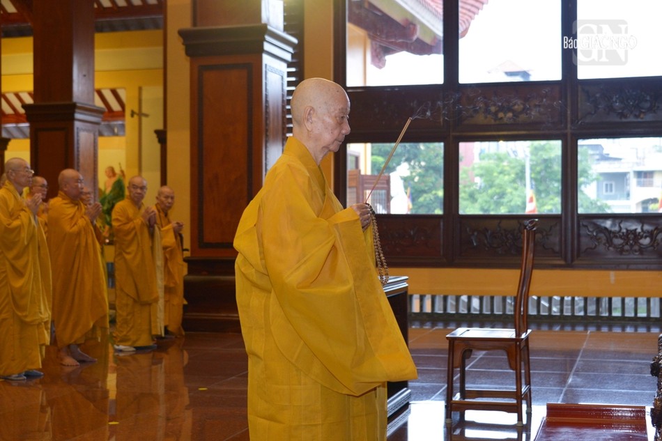 Đức Pháp chủ niêm hương bạch Phật tại chánh điện Việt Nam Quốc Tự Đức Pháp chủ niêm hương bạch Phật tại chánh điện Việt Nam Quốc Tự