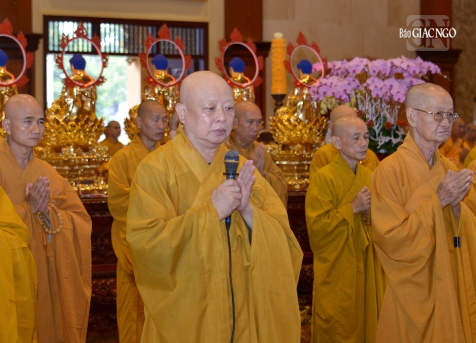 Hòa thượng Thích Lệ Trang tác pháp cung thỉnh Đức Pháp chủ giáo giới Hòa thượng Thích Lệ Trang tác pháp cung thỉnh Đức Pháp chủ giáo giới