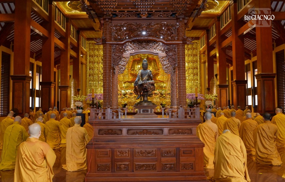 Đức Pháp chủ nhắn nhủ, sau lễ tác pháp an cư, chư Tăng trở về các trường hạ tập trung tại địa phương cùng nhau trau dồi, nghiêm trì trong ba tháng an cư như pháp Đức Pháp chủ nhắn nhủ, sau lễ tác pháp an cư, chư Tăng trở về các trường hạ tập trung tại địa phương cùng nhau trau dồi, nghiêm trì trong ba tháng an cư như pháp