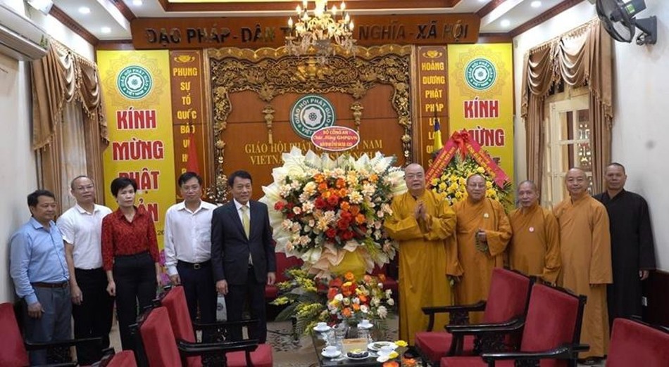 Thượng tướng Lương Tam Quang tặng hoa chúc mừng chư tôn đức GHPGVN nhân Đại lễ Phật đản Phật lịch 2568 Thượng tướng Lương Tam Quang tặng hoa chúc mừng chư tôn đức GHPGVN nhân Đại lễ Phật đản Phật lịch 2568