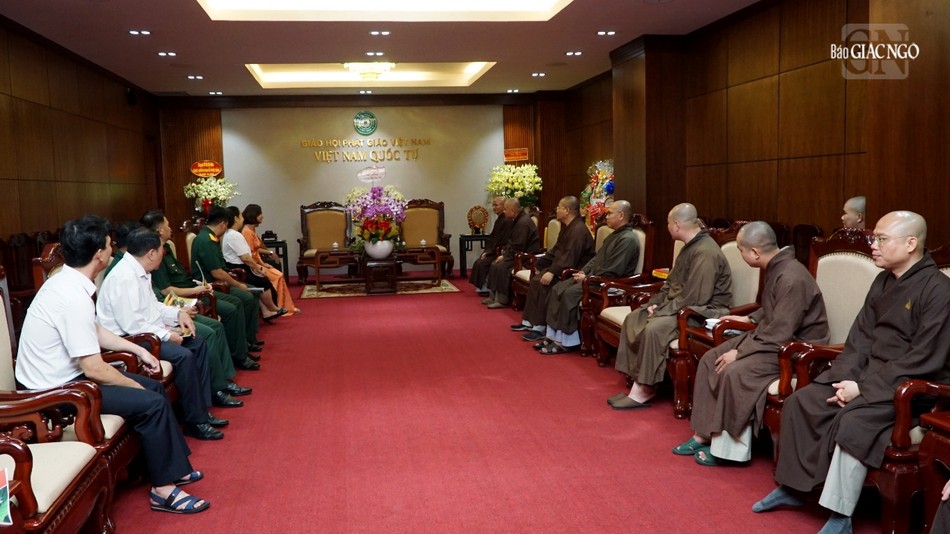 Chư tôn đức Ban Trị sự TP.HCM tiếp phái thân mật đoàn Bộ Tư lệnh TP.HCM và Q.10 đến thăm, chúc mừng Phật đản