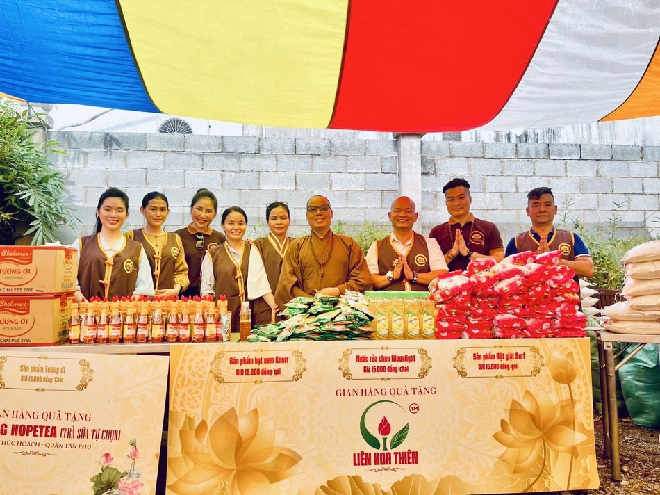 Các gian hàng phục vụ các loại thực phẩm thiết yếu Các gian hàng phục vụ các loại thực phẩm thiết yếu