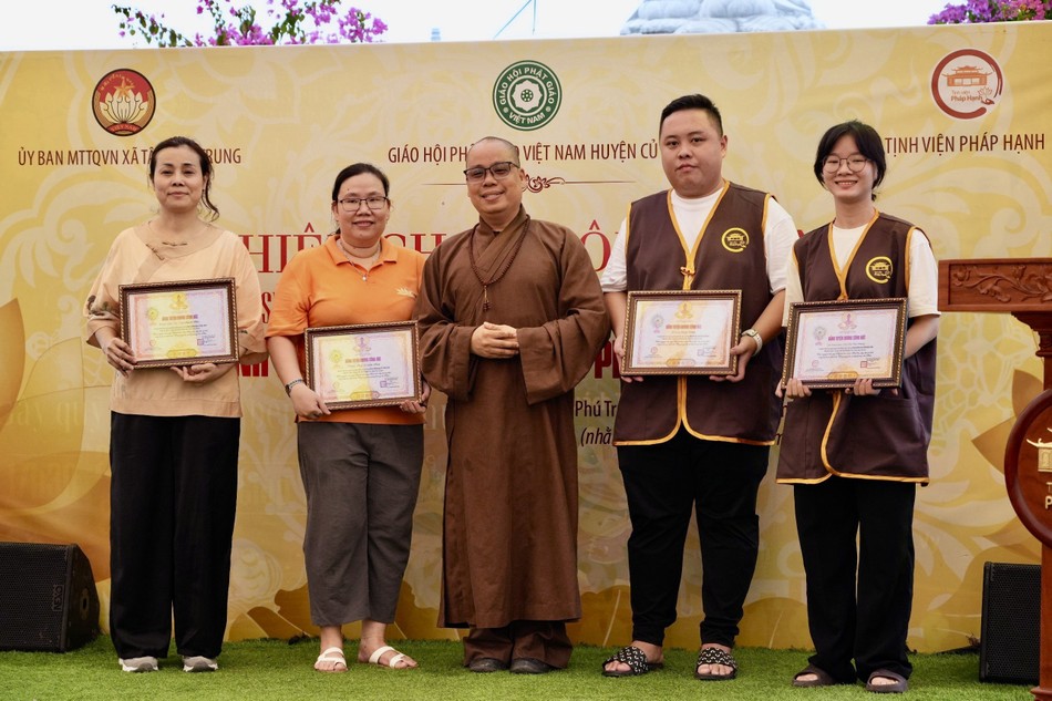 Tặng Bằng công đức đến các Phật tử đóng góp tại phiên chợ Tặng Bằng công đức đến các Phật tử đóng góp tại phiên chợ