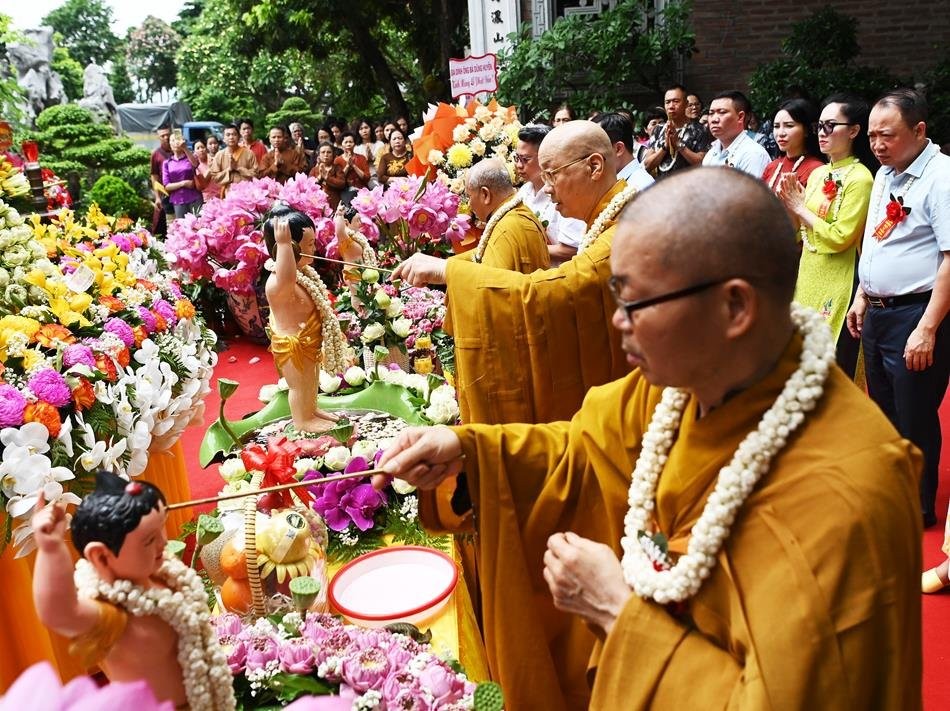 Cử hành lễ Mộc dục (Tắm Phật) theo truyền thống Cử hành lễ Mộc dục (Tắm Phật) theo truyền thống