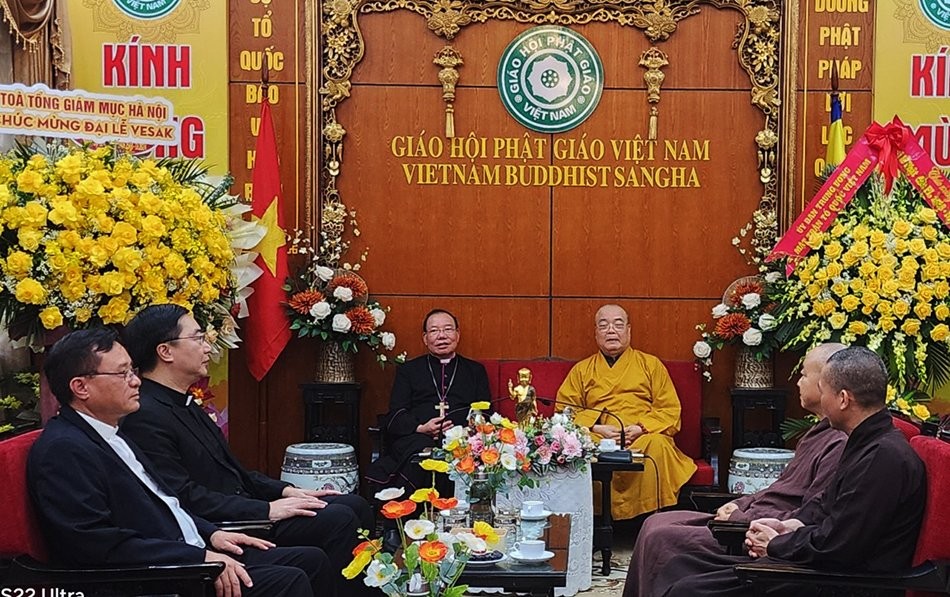 Trưởng lão Hòa thượng Thích Thanh Nhiễu tiếp thân mật Tổng Giám mục Giuse Vũ Văn Thiên tại chùa Quán Sứ Trưởng lão Hòa thượng Thích Thanh Nhiễu tiếp thân mật Tổng Giám mục Giuse Vũ Văn Thiên tại chùa Quán Sứ