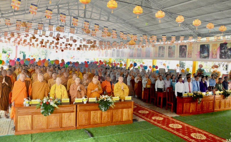 Chư tôn đức trong nghi thức chào Quốc kỳ Chư tôn đức trong nghi thức chào Quốc kỳ