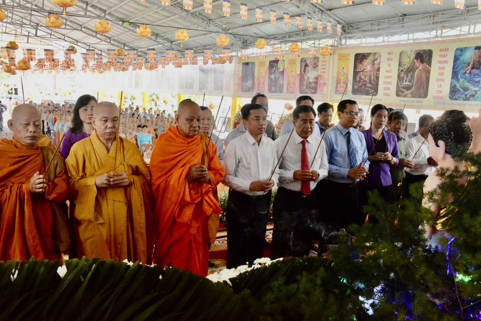 Chư tôn đức và các vị lãnh đạo chính quyền dâng hương Tam bảo Chư tôn đức và các vị lãnh đạo chính quyền dâng hương Tam bảo