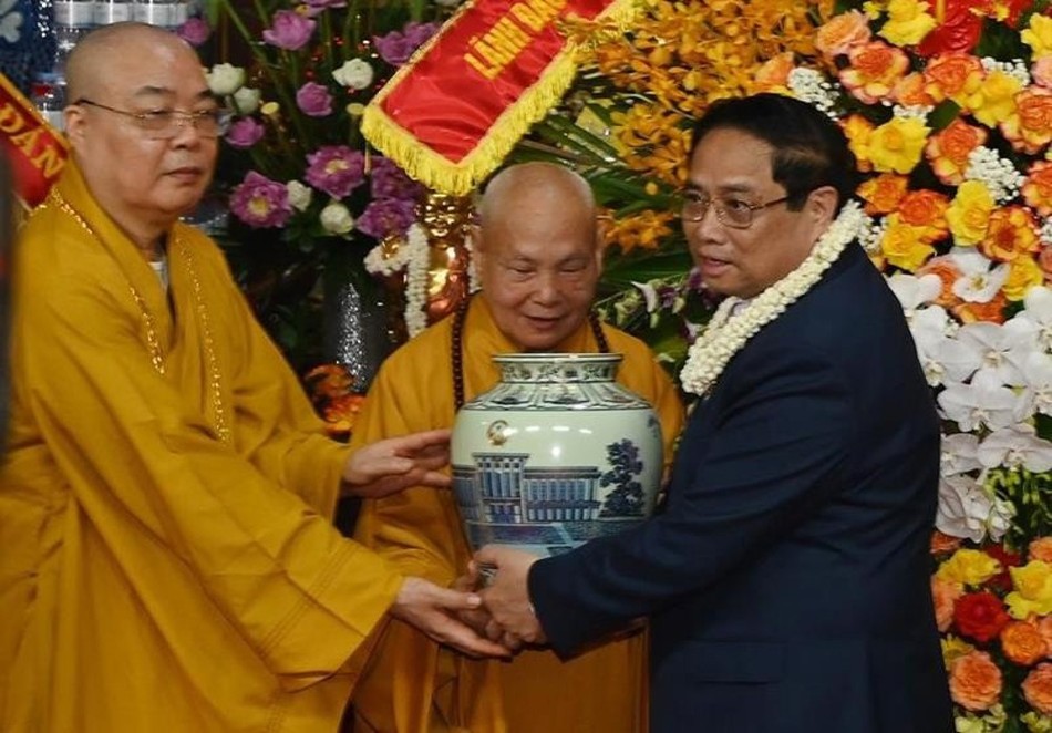 Thủ tướng tặng quà chúc mừng Đại lễ Phật đản đến chư vị lãnh đạo GHPGVN Thủ tướng tặng quà chúc mừng Đại lễ Phật đản đến chư vị lãnh đạo GHPGVN