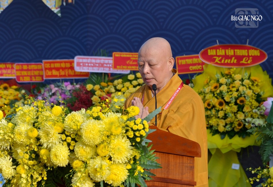 Hòa thượng Thích Lệ Trang đọc Diễn văn Phật đản Phật lịch 2568 của Trưởng lão Hòa thượng Chủ tịch Hội đồng Trị sự