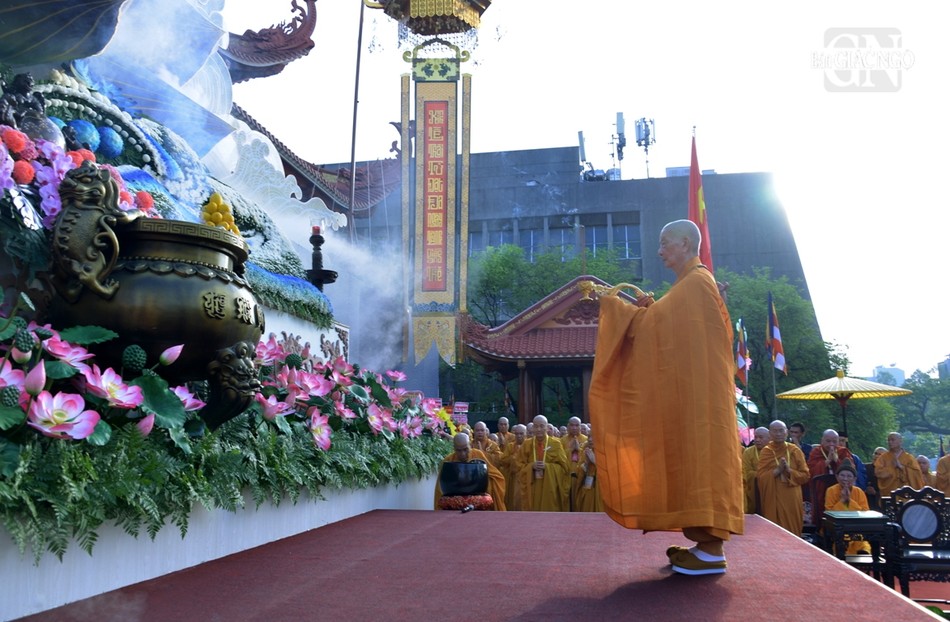 Đức Pháp chủ GHPGVN niêm hương cúng dường Đức Phật