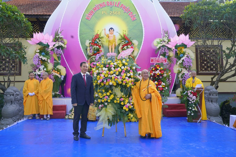 Lãnh đạo tỉnh tặng hoa chúc mừng Đại lễ Phật đản Lãnh đạo tỉnh tặng hoa chúc mừng Đại lễ Phật đản