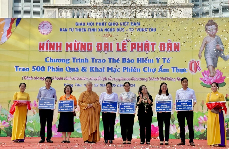 Ni sư Thích nữ Tiến Liên, Trưởng ban Tổ chức trao tặng tượng trưng thẻ bảo hiểm y tế đến đại diện các phường Ni sư Thích nữ Tiến Liên, Trưởng ban Tổ chức trao tặng tượng trưng thẻ bảo hiểm y tế đến đại diện các phường