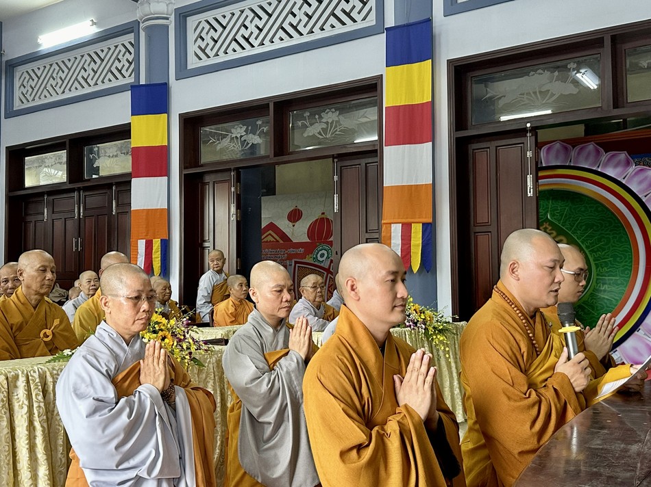 Đại đức Thích Thái Hiền đại diện hành giả dâng lời phát nguyện Đại đức Thích Thái Hiền đại diện hành giả dâng lời phát nguyện