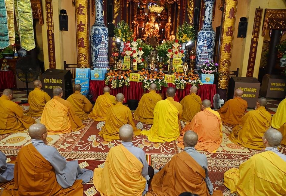 Tăng - Ni trong khóa lễ tác pháp an cư tại tùng lâm Quán Sứ Tăng - Ni trong khóa lễ tác pháp an cư tại tùng lâm Quán Sứ