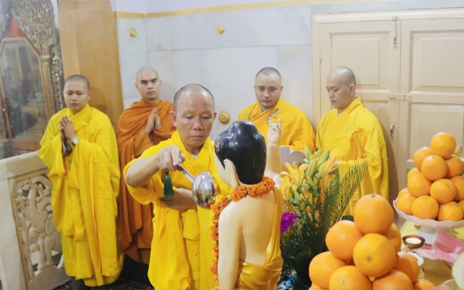 Cử hành Lễ Tắm Phật Cử hành Lễ Tắm Phật