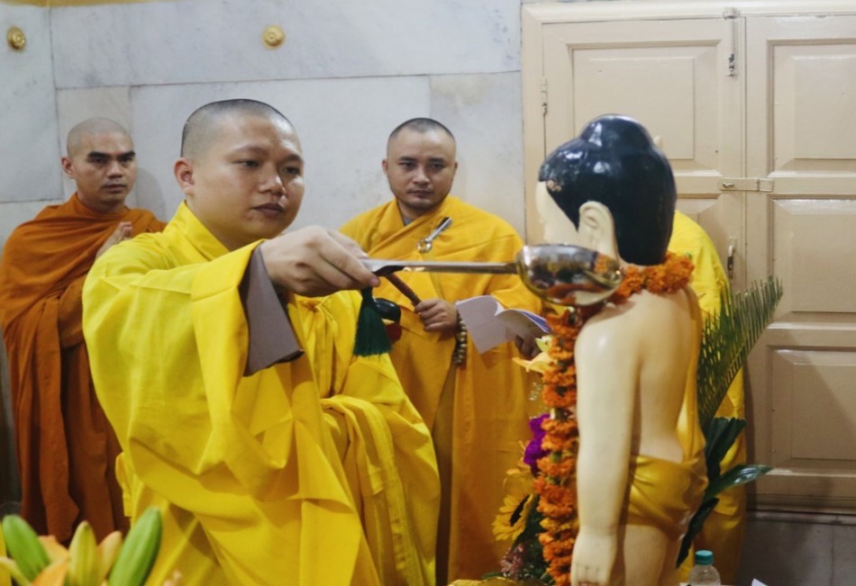 Thực hiện nghi thức Tắm Phật kỷ niệm ngày Khánh đản của Đức Từ Phụ Thích Ca Mâu Ni Thực hiện nghi thức Tắm Phật kỷ niệm ngày Khánh đản của Đức Từ Phụ Thích Ca Mâu Ni