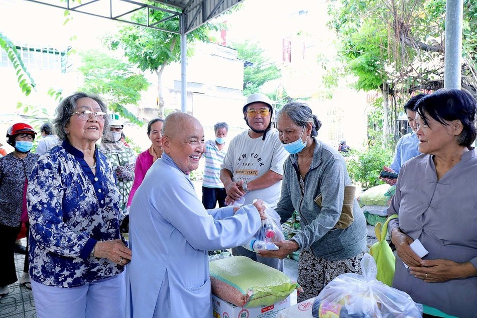 Ni trưởng Thích nữ Pháp Như trao 100 phần quà đến hộ nghèo tại địa phương