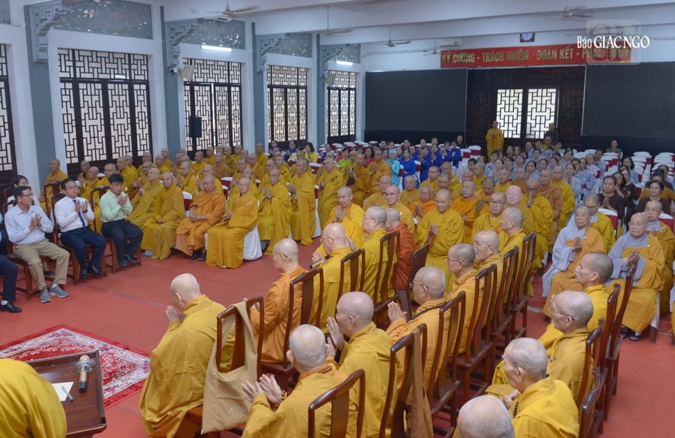 Chư tôn đức Hội đồng Chứng minh, Hội đồng Trị sự, đại diện các cơ quan, Phật tử tham dự