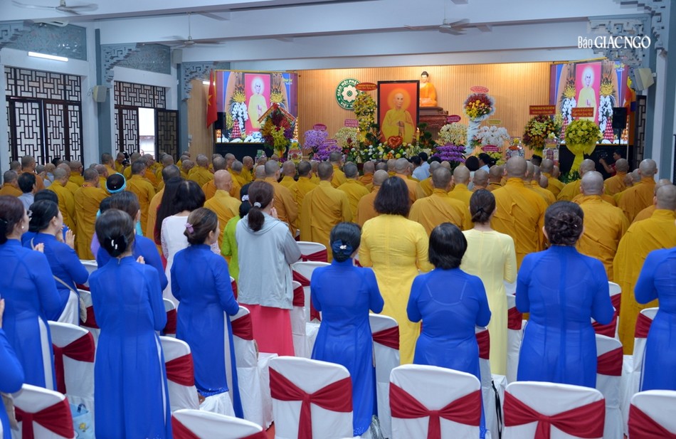 Đại chúng thành kính tụng Bát-nhã tâm kinh cúng dường