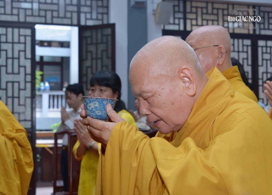 Trưởng lão Hòa thượng Thích Thiện Nhơn dâng trà