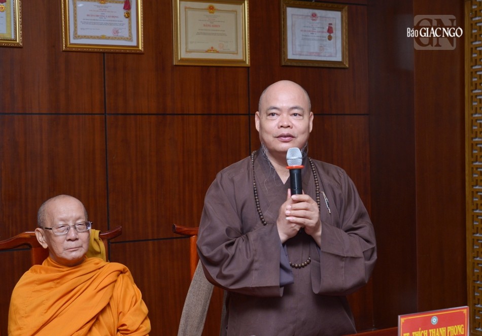 Thượng tọa Thích Thanh Phong, Phó ban kiêm Trưởng ban Từ thiện xã hội báo cáo các hoạt động từ thiện nhân mùa Phật đản Thượng tọa Thích Thanh Phong, Phó ban kiêm Trưởng ban Từ thiện xã hội báo cáo các hoạt động từ thiện nhân mùa Phật đản