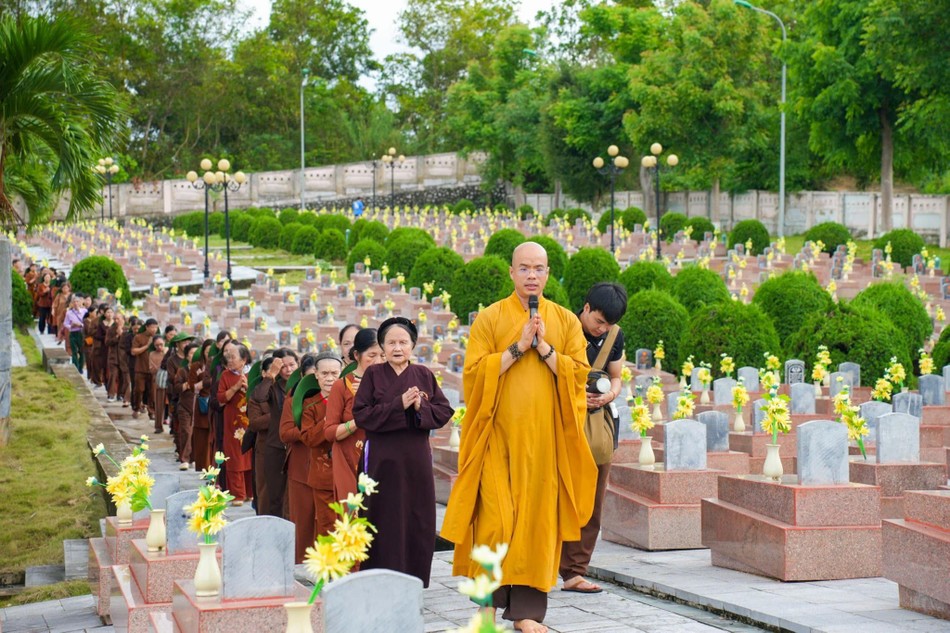 Phật tử kinh hành niệm Phật