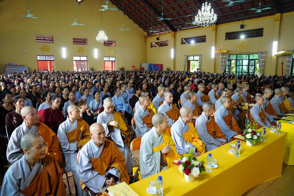 Chư Ni, Phật tử tham dự lễ khai hạ