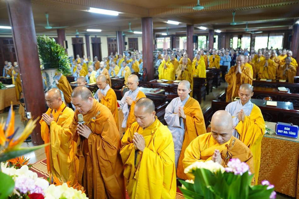 Đại chúng nhất tâm cung thỉnh Hòa thượng Đường chủ và Ban Giảng sư giảng pháp