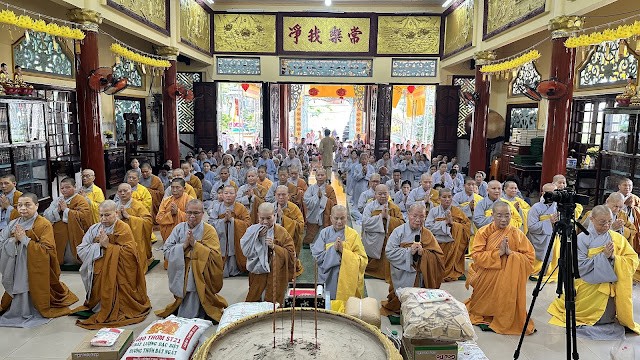 Chư Ni Phân ban Ni giới tỉnh Đồng Tháp và trụ trì một số tự viện tác bạch cúng dường tại trượng hạ tổ đình Phước Lâm Chư Ni Phân ban Ni giới tỉnh Đồng Tháp và trụ trì một số tự viện tác bạch cúng dường tại trượng hạ tổ đình Phước Lâm