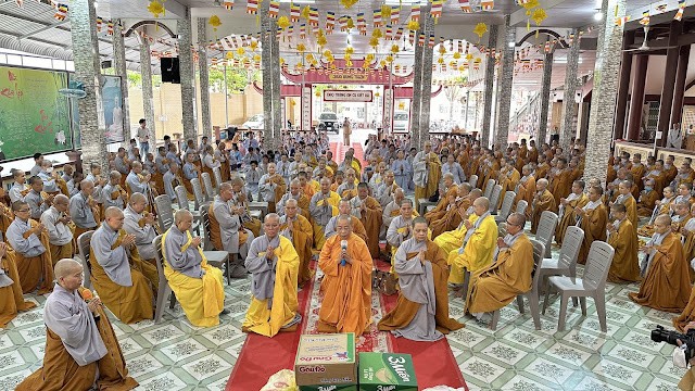 Ni sư Thích nữ Tuệ Liên dâng lời tác bạch cúng dường tại trường hạ chùa Hưng Thiền Ni sư Thích nữ Tuệ Liên dâng lời tác bạch cúng dường tại trường hạ chùa Hưng Thiền