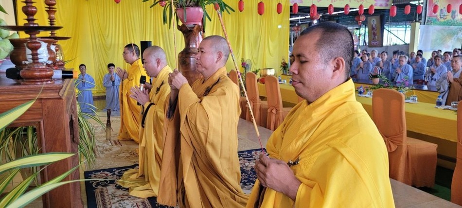 Chư tôn đức niêm hương bạch Phật Chư tôn đức niêm hương bạch Phật