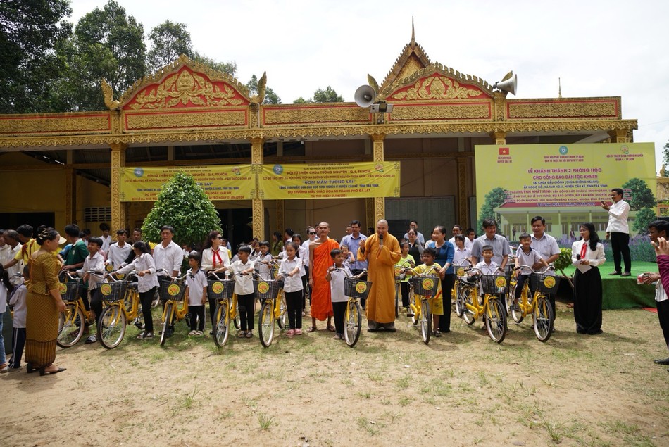 Tặng 100 xe đạp cho học sinh nghèo hiếu học Tặng 100 xe đạp cho học sinh nghèo hiếu học
