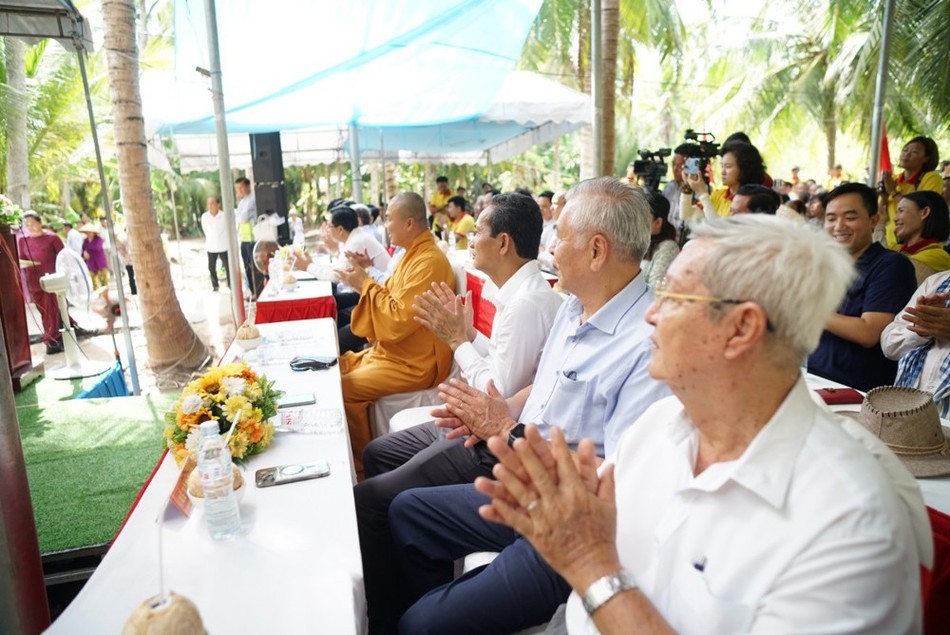 Đại diện lãnh đạo tỉnh, Đại đức Thích Minh Phú và bà con tham dự lễ khánh thành