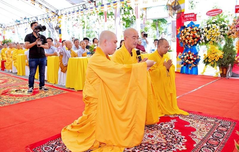 Đại đức Thích Minh Tuệ tân trụ trì chùa Liên Hoa phát nguyện nhận nhiệm vụ trông coi ngôi Tam bảo và hướng dẫn Phật tử tu học đúng Chánh pháp Đại đức Thích Minh Tuệ tân trụ trì chùa Liên Hoa phát nguyện nhận nhiệm vụ trông coi ngôi Tam bảo và hướng dẫn Phật tử tu học đúng Chánh pháp