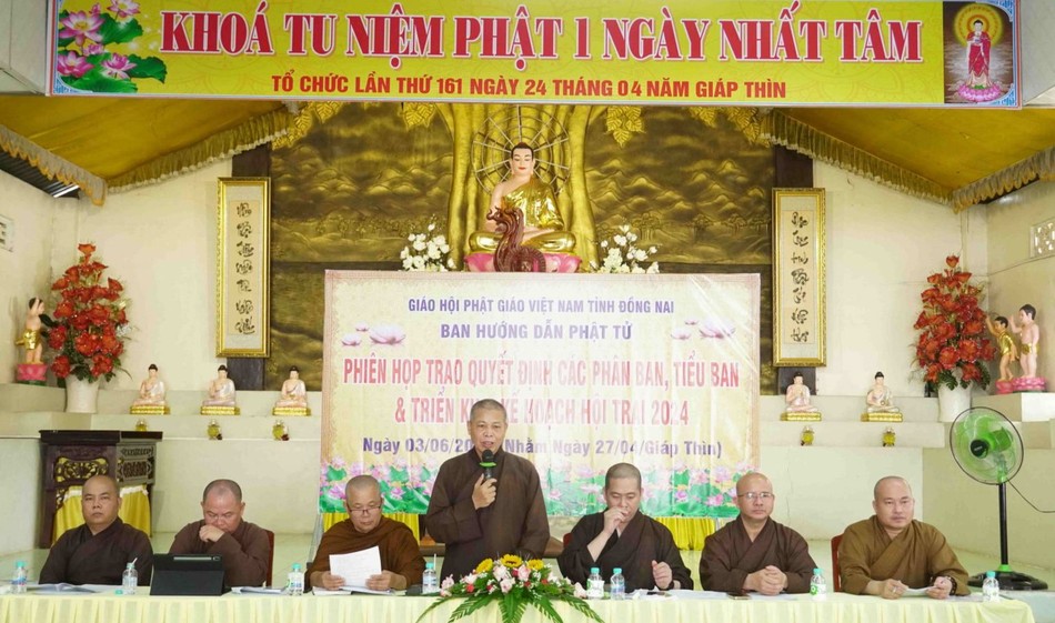 Thượng tọa Thích Huệ Tánh chủ trì buổi họp Thượng tọa Thích Huệ Tánh chủ trì buổi họp