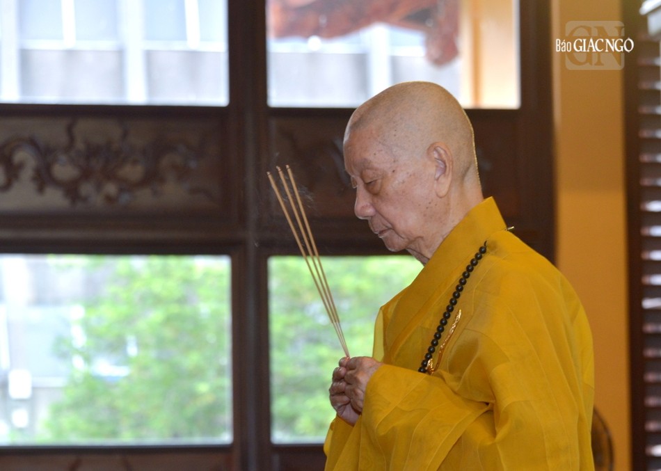 Đức Pháp chủ GHPGVN quang lâm niêm hương bạch Phật Đức Pháp chủ GHPGVN quang lâm niêm hương bạch Phật