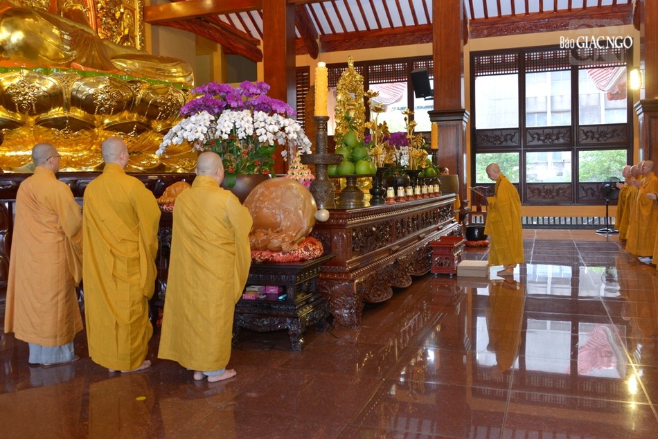Đức Pháp chủ đảnh lễ Tảm bảo tại chánh điện Việt Nam Quốc Tự Đức Pháp chủ đảnh lễ Tảm bảo tại chánh điện Việt Nam Quốc Tự