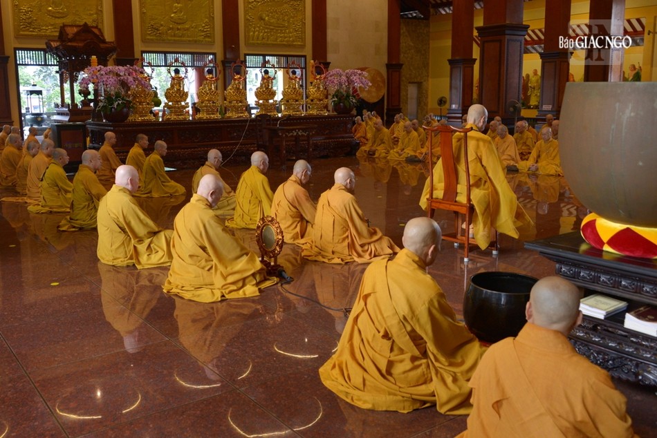 Đức Pháp chủ cùng đại chúng nghe thuyết giới Đức Pháp chủ cùng đại chúng nghe thuyết giới