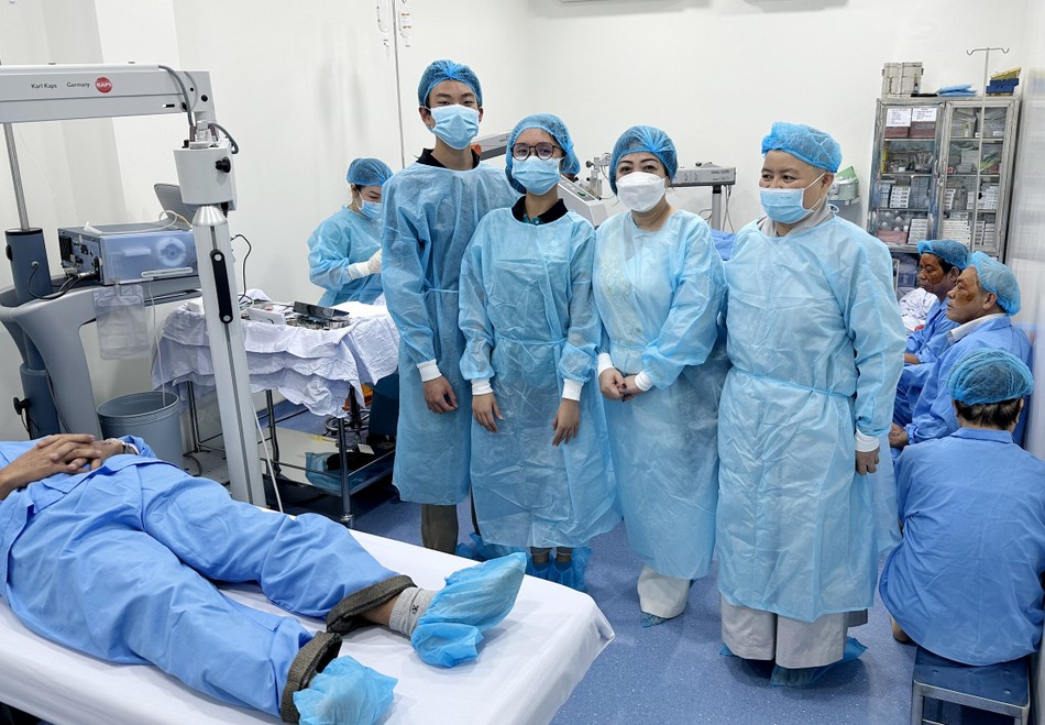 Thành viên Quỹ Từ thiện Khoa Thủy khảo sát tại phòng mổ Thành viên Quỹ Từ thiện Khoa Thủy khảo sát tại phòng mổ