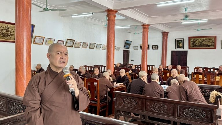 Thượng tọa Thích Thanh Huy, Trưởng ban Trị sự GHPGVN H.Vụ Bản phát biểu tại buổi họp
