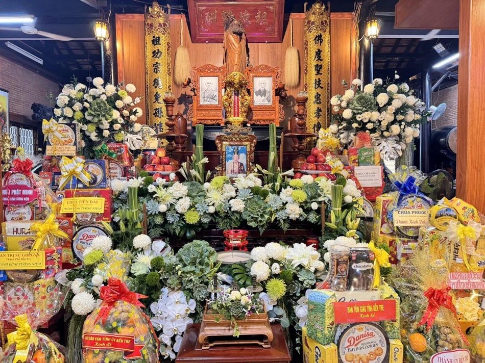 Hương án Hòa thượng Thích Vĩnh Đạo tại Tổ đường chùa Thinh Văn Hương án Hòa thượng Thích Vĩnh Đạo tại Tổ đường chùa Thinh Văn