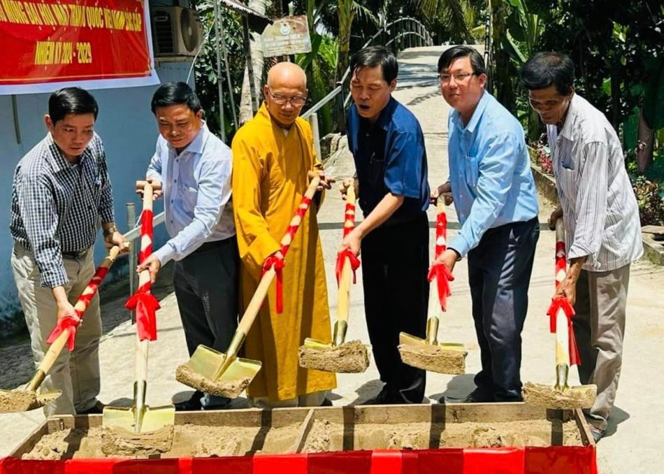 Khởi công xây dựng cầu “Ánh sáng tình thương số 14”, tại ấp Phú Trường, xã Phú Hữu - Ảnh: T.Q