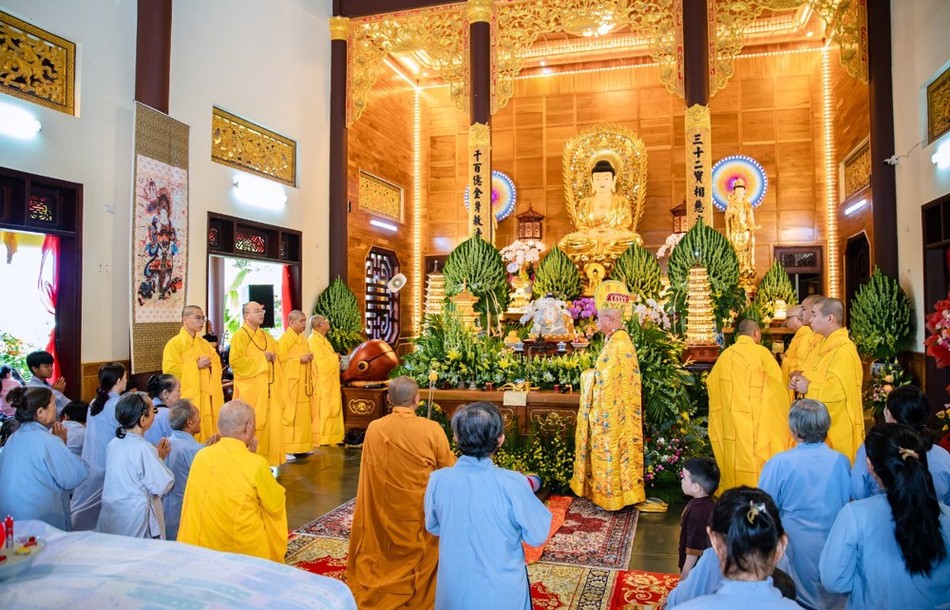 Chư tôn đức cử hành các pháp sự tại chánh điện chùa Quang Hòa