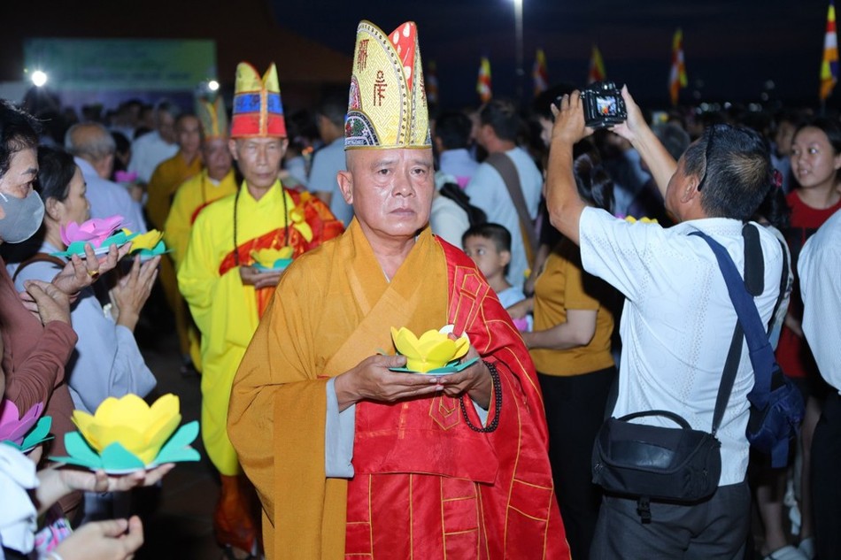 Mỗi ngọn đèn hoa đăng được thắp lên, mỗi người gửi vào đó một tâm niệm thiện lành