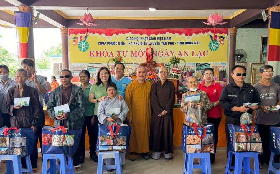 Đoàn từ thiện trao quà đến người mù, người có hoàn cảnh khó khăn tại H.Tân Phú và H.Định Quán