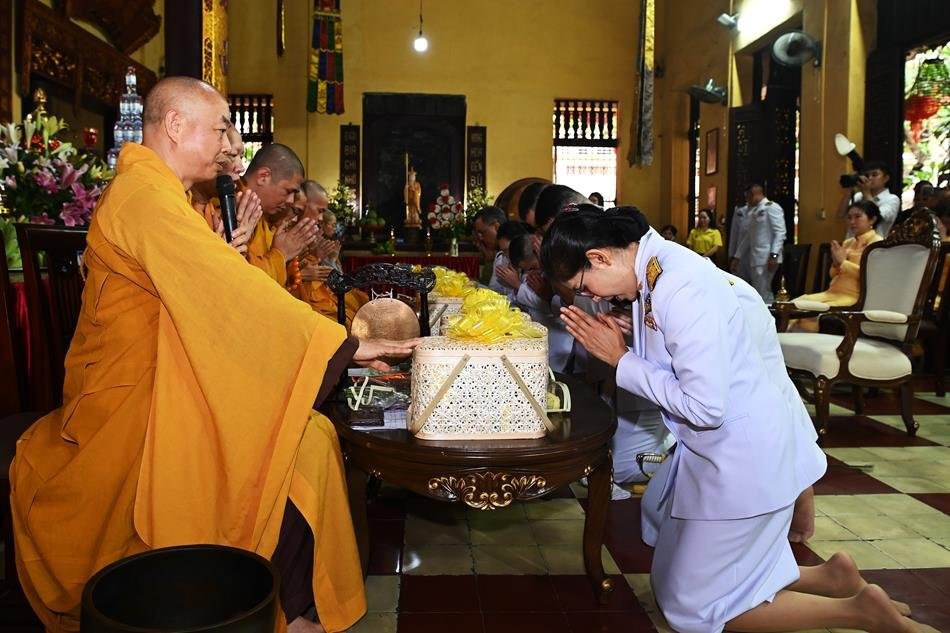 Phái đoàn cúng dường chư tôn đức tại lễ cầu an - chùa Quán Sứ Phái đoàn cúng dường chư tôn đức tại lễ cầu an - chùa Quán Sứ