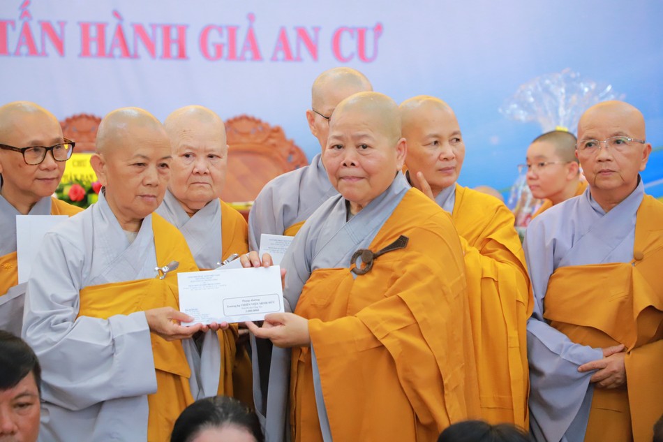 Ni trưởng Thích nữ Tịnh Nghiêm đại diện Phân ban Ni giới T.Ư cúng dường trường hạ Ni viện Thiện Hòa